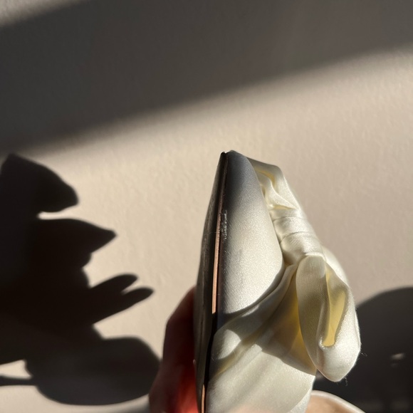 Elegant Jewel Badgley Mischka White Bow Bridal Pumps - Picture 9 of 15